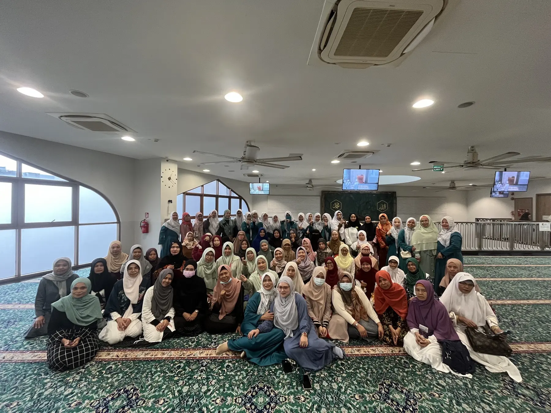 A large Raudhatul Jannah gathering inside Masjid Angullia